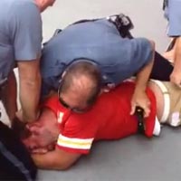 Thể thao - CĐV no đòn vì đá vào háng cảnh sát