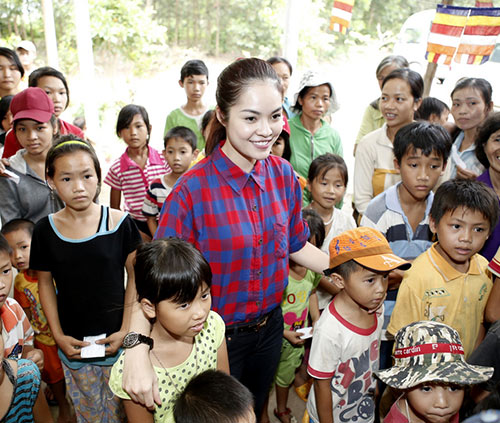 Sao Việt nô nức từ thiện mùa trung thu - 2