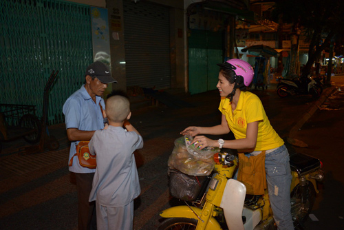 Trang Trần phát bánh cho người lang thang - 4