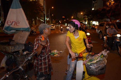 Trang Trần phát bánh cho người lang thang - 5