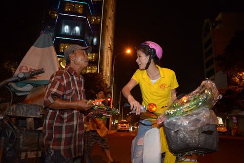 Trang Trần phát bánh cho người lang thang - 6