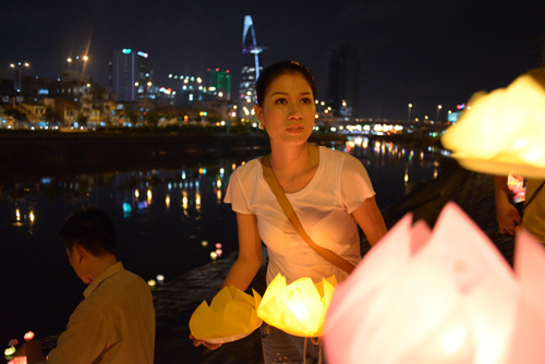 Trang Trần phát bánh cho người lang thang - 7