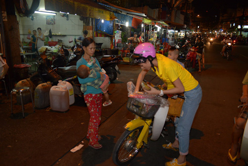 Trang Trần phát bánh cho người lang thang - 2