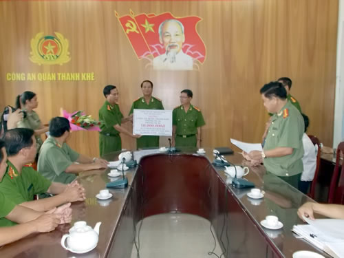 Truy nóng đối tượng dùng đá cướp tiệm vàng - 3