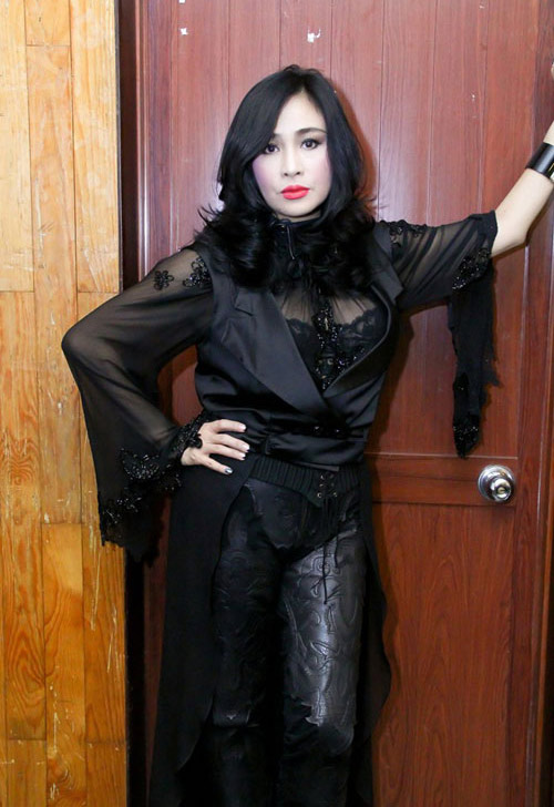 "Nạn" khoe ngực ngập tràn showbiz Việt - 7