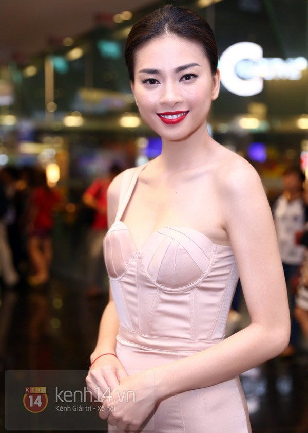 "Nạn" khoe ngực ngập tràn showbiz Việt - 15