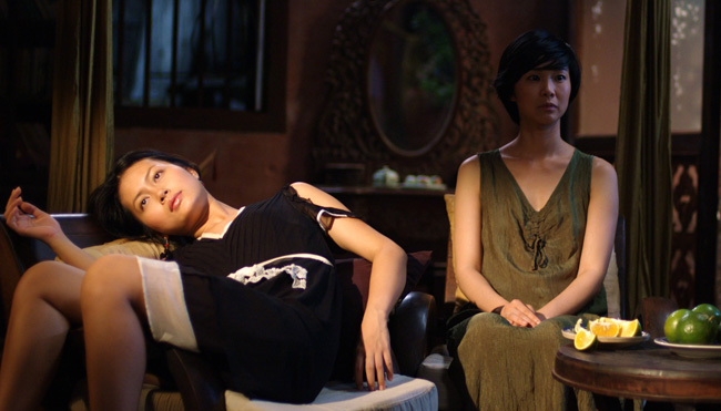 Hải Yến - Phạm Linh Đan trong phim Chơi vơi. Câu chuyện tình yêu đồng tính đã ít nhiều gây nên những tranh cãi trên màn ảnh rộng một thời gian. Cả hai đã cùng cởi áo 100% cho một cảnh quay chung giường.
