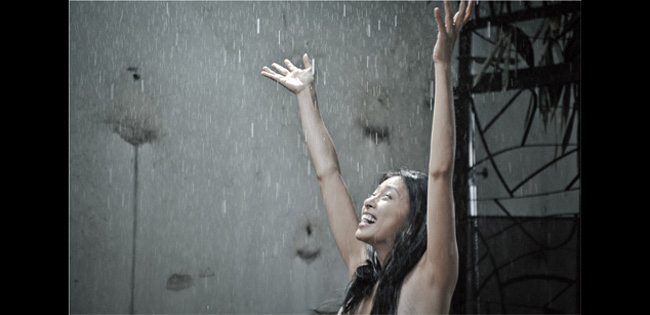 Ngô Thanh Vân và cảnh quay giả điên tắm nude trong phim kinh dị Căn nhà trong hẻm.
