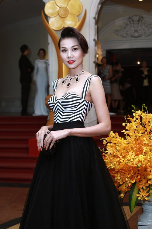 "Nạn" khoe ngực ngập tràn showbiz Việt - 3