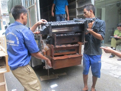 Thu giữ hàng chục đồng hồ cổ nhập lậu - 2