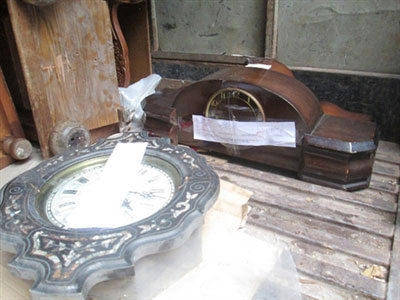 Thu giữ hàng chục đồng hồ cổ nhập lậu - 3