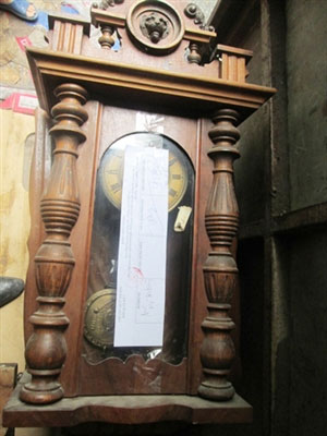 Thu giữ hàng chục đồng hồ cổ nhập lậu - 5