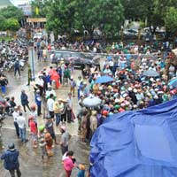 Tin tức trong ngày - Ngàn người xem xử kẻ cố tình cán chết đối thủ