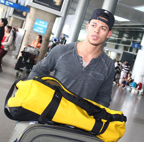 Đến Việt Nam, sao Step Up gặp sự cố đỏ mặt - 4