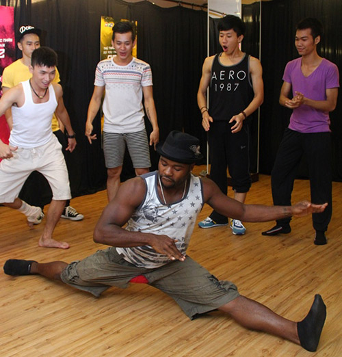 Đến Việt Nam, sao Step Up gặp sự cố đỏ mặt - 7