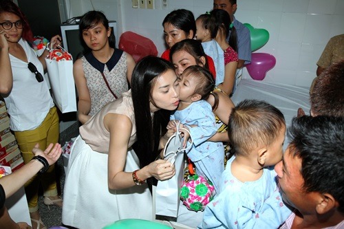 Vân Ngô, Mr Đàm thăm trẻ em bệnh tim - 6