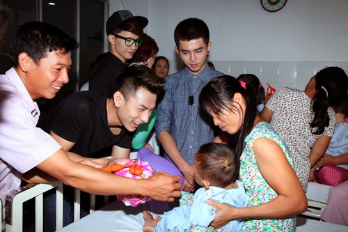 Vân Ngô, Mr Đàm thăm trẻ em bệnh tim - 12