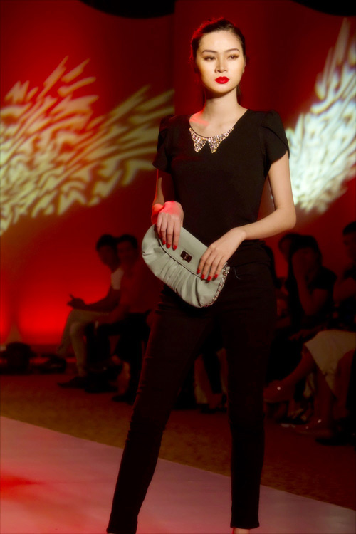 Ngọc Oanh vác bụng bầu lên sàn diễn - 5