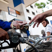 Thị trường - Tiêu dùng - Cân nhắc chưa điều chỉnh giá xăng