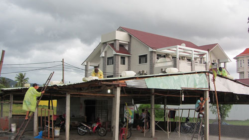 Cận cảnh dân Đà Nẵng đối phó bão số 8 - 9