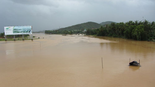 Cận cảnh dân Đà Nẵng đối phó bão số 8 - 12