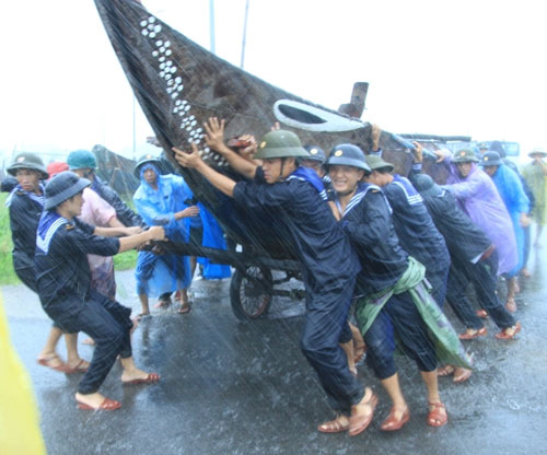 Cận cảnh dân Đà Nẵng đối phó bão số 8 - 4