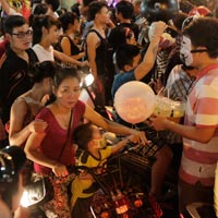 Tin tức trong ngày - Phố cổ Hà Nội tắc nghẽn đêm hội trăng rằm