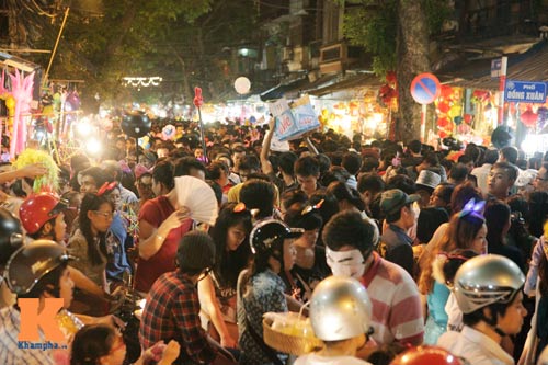Phố cổ Hà Nội tắc nghẽn đêm hội trăng rằm - 7