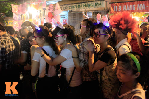 Phố cổ Hà Nội tắc nghẽn đêm hội trăng rằm - 6