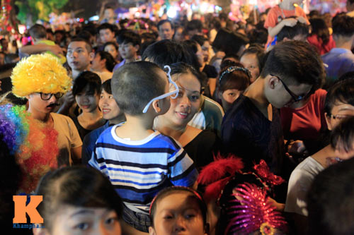 Phố cổ Hà Nội tắc nghẽn đêm hội trăng rằm - 13