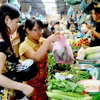 Thị trường - Tiêu dùng - Bấm bụng mua rau củ đắt ngang thịt