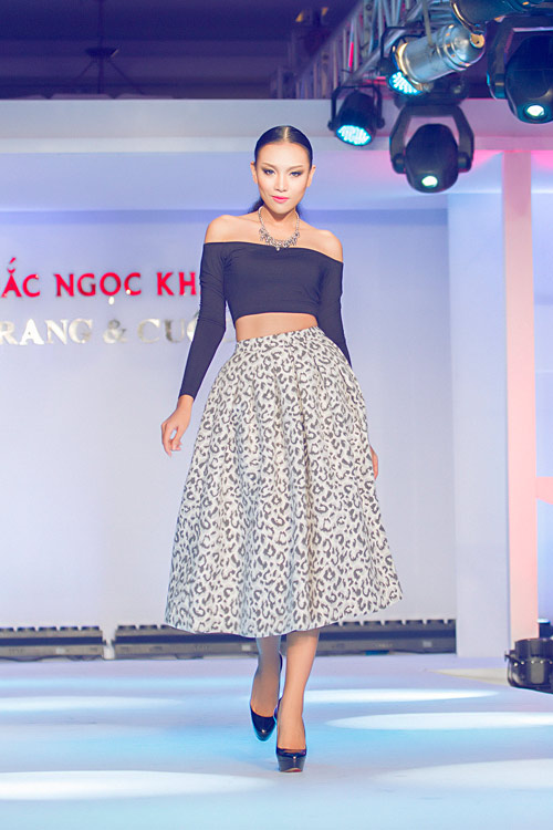 Diệu Huyền catwalk điêu luyện cùng đàn chị - 8