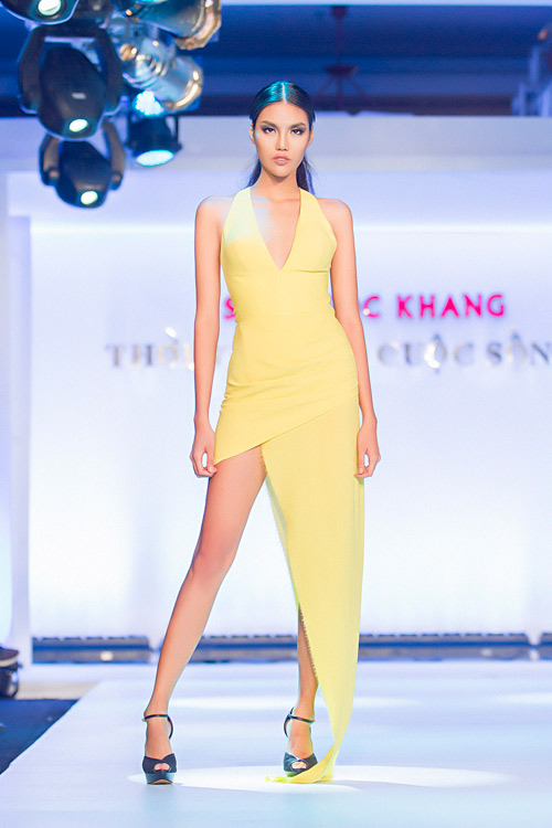 Diệu Huyền catwalk điêu luyện cùng đàn chị - 17