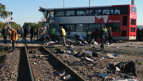 Canada: Xe bus đâm tàu hỏa, 6 người chết thảm - 1