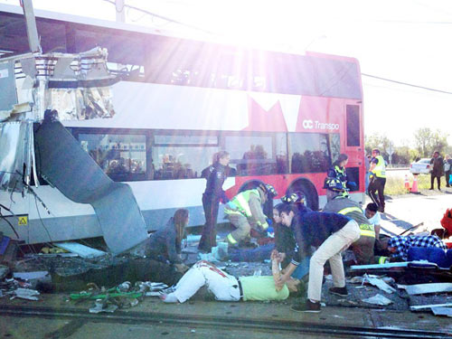 Canada: Xe bus đâm tàu hỏa, 6 người chết thảm - 2