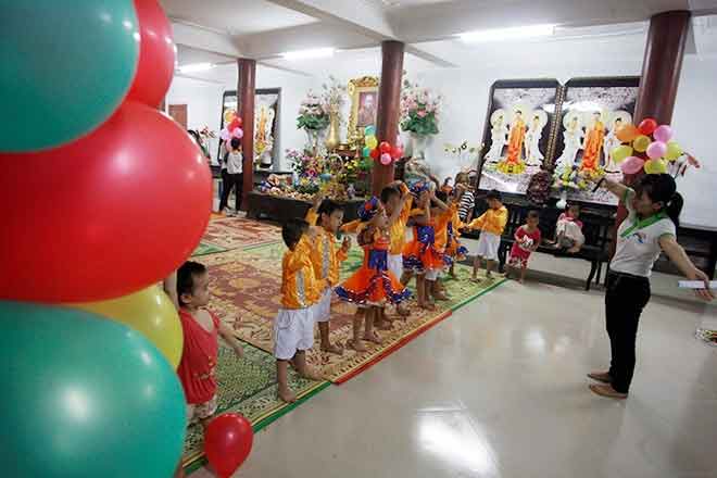 Trẻ mồ côi, HIV vui đón trung thu - 2