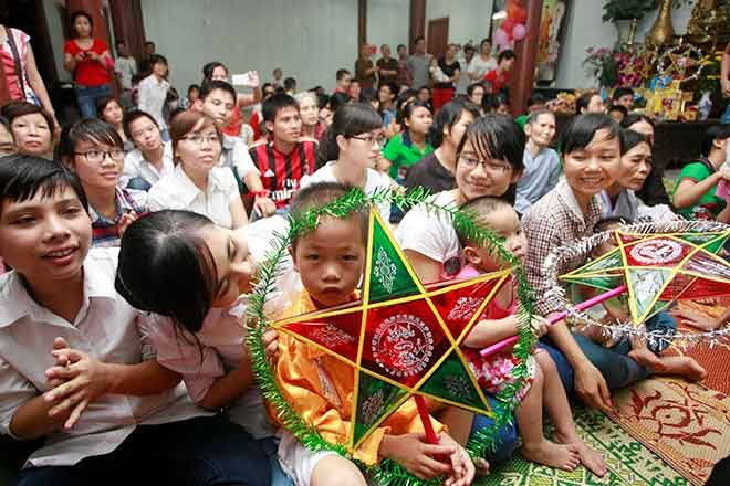 Trẻ mồ côi, HIV vui đón trung thu - 4