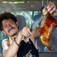 - Video: Huy Khánh làm chủ quán thịt chó