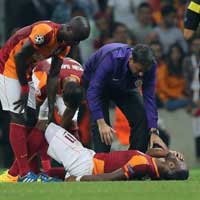 Bóng đá - Pepe hạ đo ván Drogba trên sân