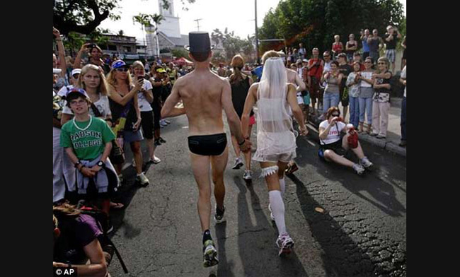 Một đôi tham gia sự kiện chạy Kona với trang phục cô dâu chú rể.
