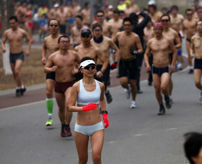 Ngày 24/2/2013 vừa qua, tại công viên Olympic, Bắc Kinh, Trung Quốc diễn ra cuộc thi chạy trút bỏ hết xiêm y trong trời giá rét xuống đến âm độ.
