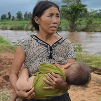 Tin tức trong ngày - Giây phút nước lũ cuốn trôi 12 người