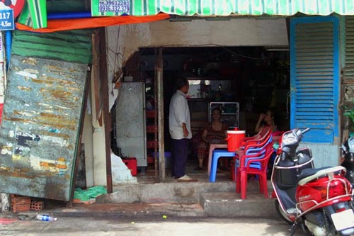 Nháo nhào chạy khi xe "điên" lao vào nhà - 1