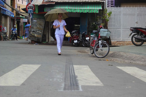 Nháo nhào chạy khi xe "điên" lao vào nhà - 4