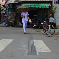 Tin tức trong ngày - Nháo nhào chạy khi xe "điên" lao vào nhà