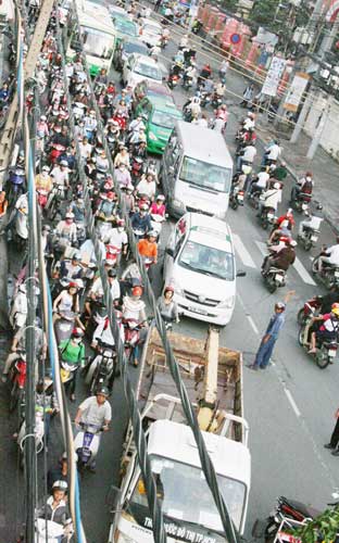 "Hố tử thần" bất ngờ xuất hiện giữa giờ tan tầm - 3