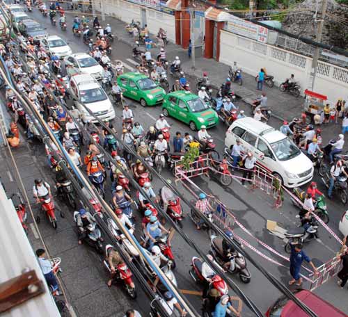 "Hố tử thần" bất ngờ xuất hiện giữa giờ tan tầm - 4