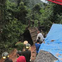 Tin tức trong ngày - Tai nạn trên đèo, 2 vợ chồng bị đá vùi chết