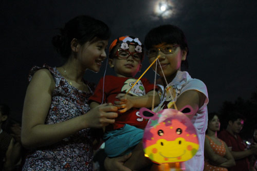 Trẻ ngoại thành rước đèn ông sao khủng - 7