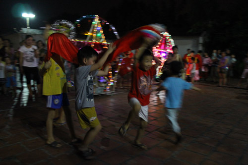 Trẻ ngoại thành rước đèn ông sao khủng - 3